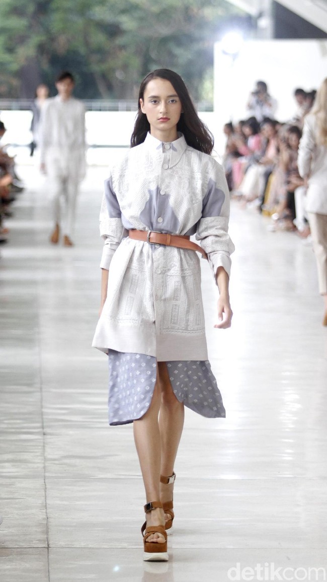 10 tahun berkarya, desainer Sapto Djojokartiko menggelar show tunggal pertamanya sekaligus menghadirkan koleksi terbarunya yang terinspirasi dari era 1980, berlangsung di Istora Senayan, Jakarta. Foto: Mohammad Abduh/Wolipop