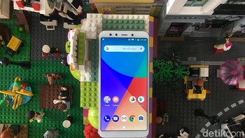Xiaomi turut memperkenalkan Mi A2. Foto: Agus Tri Haryanto/detikINET