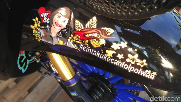 Stiker di spakbor depan