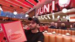 Muda dan Tampan! Ini Penyanyi India Armaan Malik Saat Ngemil Burger