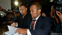 Rumah tangga Vicky Prasetyo dan Angel Lelga dilanda prahara. Keduanya dikabarkan akan bercerai. Vicky Prasetyo datang ke pengadilan untuk menyampaikan berkas gugatannya. Foto: Pool/Ismail.