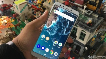 Persamaan dari kedua produk anyar Xioami antara lain adanya sensor fingerprint yang terletak di punggung ponsel. (Foto: Agus Tri Haryanto/detikINET)