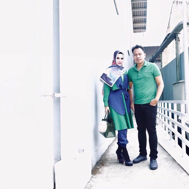Saat masih bersama, Angel Lelga dan Vicky Prasetyo kerap bergaya dengan busana berwarna sama. Seperti di foto ini, keduanya kompak memakai busana berwarna hijau. Dan Angel pun melengkapi penampilannya dengan tas Hermes Birkin berwarna senada dengan busananya. Tas yang ditentengnya itu harganya mencapai US$ 87.750 atau sekitar Rp 1,3 miliar. Foto: Instagram