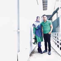 Saat masih bersama, Angel Lelga dan Vicky Prasetyo kerap bergaya dengan busana berwarna sama. Seperti di foto ini, keduanya kompak memakai busana berwarna hijau. Dan Angel pun melengkapi penampilannya dengan tas Hermes Birkin berwarna senada dengan busananya. Tas yang ditentengnya itu harganya mencapai US$ 87.750 atau sekitar Rp 1,3 miliar. Foto: Instagram
