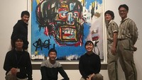 Tahun lalu, Yusaku membeli karya seniman Jean Michel Basquiat dengan harga US$ 110 Juta (setara Rp 1,6 Triliun). Gokil! Rencananya, Yusaku akan turut membawa serta beberapa orang seniman dan fashion desainer di tripnya ke bulan. Semoga sukses dengan tripnya Yusaku! (Instagram/@yusaku2020)