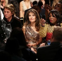 Susan Lucci juga eksis di New York Fashion Week Spring 2019, berada di front fow fashion show Dennis Basso. Foto: Getty Images