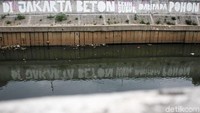 Sampah juga mengambang di atas air.