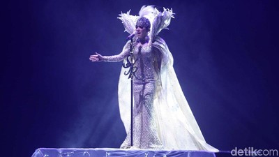 Syahrini Berkilauan di Konser Tunggal