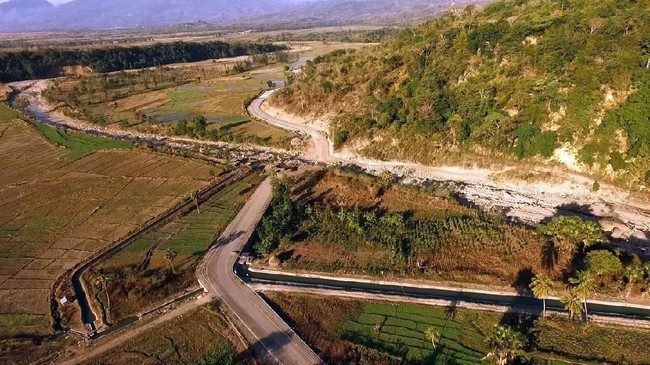 Jokowi Gelontorkan Rp 5 T untuk 1.067 Km Jalan Perbatasan