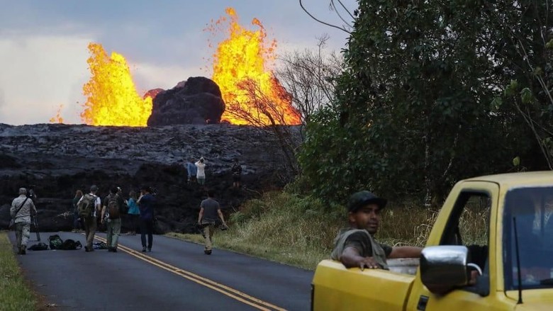 Foto: Wisatawan di Gunung Kilauea (CNN Travel) Foto: Wisatawan di Gunung Kilauea (CNN Travel)