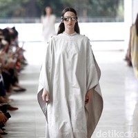 10 tahun berkarya, desainer Sapto Djojokartiko menggelar show tunggal pertamanya sekaligus menghadirkan koleksi terbarunya yang terinspirasi dari era 1980, berlangsung di Istora Senayan, Jakarta. Foto: Mohammad Abduh/Wolipop