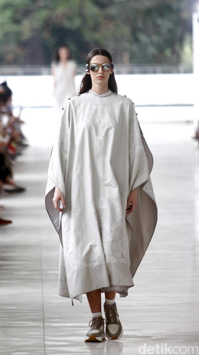 10 tahun berkarya, desainer Sapto Djojokartiko menggelar show tunggal pertamanya sekaligus menghadirkan koleksi terbarunya yang terinspirasi dari era 1980, berlangsung di Istora Senayan, Jakarta. Foto: Mohammad Abduh/Wolipop