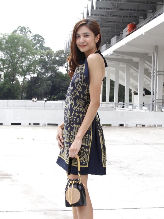Mini dress navy dengan bordiran keemasan karya Sapto menjadi andalan Mikha Tambayong. (Foto: Mohammad Abduh/Wolipop)