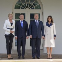 Tapi sejumlah netizen menyadari kalau Melania Trump mungkin telah salah kostum. Di tengah suhu udara 26 derajat Celsius (cukup hangat untuk iklim di Amerika Serikat), Melania ternyata mengenakan busana tebal untuk musim dingin. Foto: Getty Images