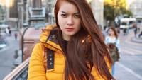 Dara berambut panjang ini sudah disebut-sebut akan dinikahi Rezky Adhitya tahun depan. Wajahnya yang cantik selalu terlihat pada setiap momen kulinerannya. Termasuk saat makan malam bersama Rezky.  Foto: instagram patricia razer