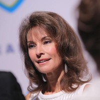 Susan Lucci juga mempercayakan serum yang mengandung protein dan asam amino untuk mengurangi peradangan dan mencegah munculnya tanda-tanda penuaan. Foto: Getty Images