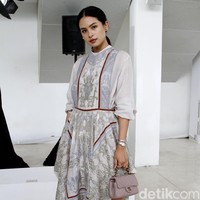 Maudy Ayunda tebar pesona dalam balutan gaun rancangan Sapto yang dipadu dengan tas Chanel dan heels Valentino. (Foto: Mohammad Abduh/Wolipop)