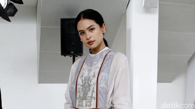 Foto: Adu Gaya Selebriti di Fashion Show Sapto Djojokartiko
