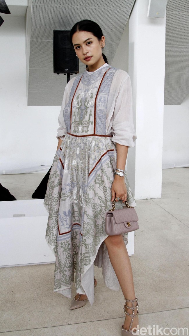 Maudy Ayunda tebar pesona dalam balutan gaun rancangan Sapto yang dipadu dengan tas Chanel dan heels Valentino. (Foto: Mohammad Abduh/Wolipop)