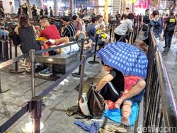 Penampakan Pengantre iPhone Menginap, Tak Gentar Hujan Deras