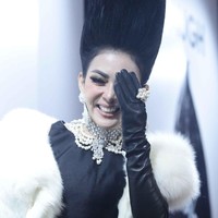 Jambul khatulistiwa tersebut menggunakan rambut asli Syahrini ditambah dengan rambut tambahan agar bisa lebih padat dan kokoh. Penampilan cetar Syahrini tidak sampai di situ saja.  Foto: Pradita Utama/detikHOT