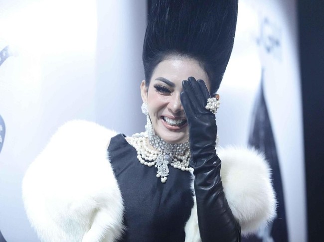 Jambul khatulistiwa tersebut menggunakan rambut asli Syahrini ditambah dengan rambut tambahan agar bisa lebih padat dan kokoh. Penampilan cetar Syahrini tidak sampai di situ saja.  Foto: Pradita Utama/detikHOT