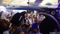 Anak-anak tampak menuliskan ilmu yang didapat perihal pesawat R80.
