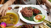 Setelah melahap sajian di salah satu restoran Bali di Medan, ia terlihat mengacungkan jempol. Lagi-lagi ia makan langsung dengan tangan. Hihi Foto: Instagram geneievesw