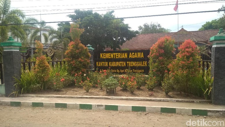 Meski KUA Gratis, Warga Trenggalek Rela Bayar Demi Nikah di Rumah Meski KUA Gratis, Warga Trenggalek Rela Bayar Demi Nikah di Rumah