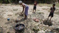 Warga di Desa Glagah, Tangen, Sragen, Jawa Tengah, nampak sedang mengambil air dari lubang yang digali di dasar sungai yang kering, Rabu (19/9/2018). Antara Foto/Mohammad Ayudha.