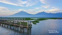 Ini foto Rawa Pening saat berair di pagi hari. Tampak jelas pemandangan dermaga serta keindahan Gunung Telomoyo, Merbabu dan Ungaran dari kejauhan (Galih Yoga/dTraveler)