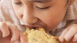 Gemasnya! Anak SD yang Doyan Makan Ini Bikin Ngiler Netizen