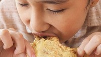 Wajahnya sangat ekspresif saat makan. Tak heran kalau akun Instagramnya kini sudah memiliki 18.1 ribu followers. Foto: Instagram geneievesw