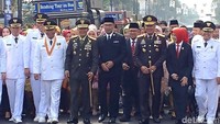 Pria yang karib disapa Emil itu tidak sendirian, ia ditemani oleh Kapolda Jabar dan Pangdam III/Siliwangi. Tidak hanya itu Emil pun menarik mantan Gubernur Jabar Ahmad Heryawan (Aher) yang semula di barisan belakang untuk maju berdampingan dengannya.