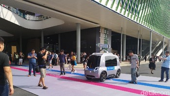 Mobil otomatis pengantar barang Caio Niao wara wiri di area pameran. (Foto: detikINET/Rachmatunnisa)