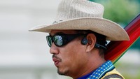 Turis pria pun tak kalah gaya. Menggunakan topi ala koboi untuk melindungi kepala dari sengatan matahari saat berlibur. Penampilan pun tetap terlihat oke meskipun menggunakan topi. Soe Zeya Tun/Reuters.