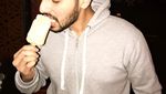 Muda dan Tampan! Ini Penyanyi India Armaan Malik Saat Ngemil Burger