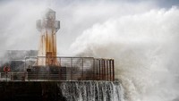 Ratusan penumpang dan awak kapal terdampar di Greenock, Skotlandia, setelah cuaca buruk memecah garis tambat kapal mereka. Jeff J Mitchell/Getty Images.