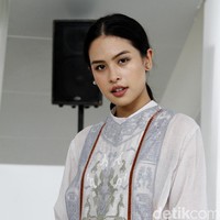 Fashion show Sapto Djojokartiko yang digelar di Istora Senayan, Jakarta Pusat, Kamis (20/9/2018) bertaburan bintang. Di antara tamu selebriti, muncul Maudy Ayunda.(Foto: Mohammad Abduh/Wolipop)