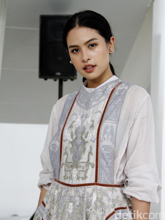 Fashion show Sapto Djojokartiko yang digelar di Istora Senayan, Jakarta Pusat, Kamis (20/9/2018) bertaburan bintang. Di antara tamu selebriti, muncul Maudy Ayunda.(Foto: Mohammad Abduh/Wolipop)