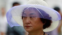 Ada pula turis yang memilih menggunakan topi dengan penutup kain. Topi ini dibuat khusus untuk melindungi penggunanya dari sengat matahari. Kain yang digunakan pun tembus pandang sehingga tidak mengganggu pengguna dan tetap tampil kece saat berlibur. Soe Zeya Tun/Reuters.