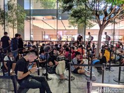 Penampakan Pengantre iPhone Menginap, Tak Gentar Hujan Deras