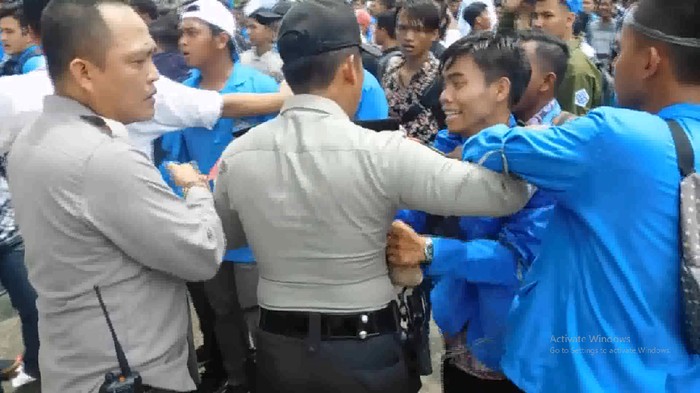 Zumi Zola Masih Digaji, Mahasiswa Demo Sampai Rusuh