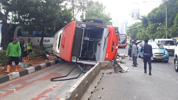 Bus Metrotrans Terguling di Jl Gatot Subroto