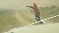 Selang air tersebut ikut terbakar dan meleleh. INSTAGRAM @MAR.LOWSKY/via REUTERS.