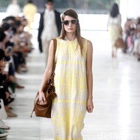 10 tahun berkarya, desainer Sapto Djojokartiko menggelar show tunggal pertamanya sekaligus menghadirkan koleksi terbarunya yang terinspirasi dari era 1980, berlangsung di Istora Senayan, Jakarta. Foto: Mohammad Abduh/Wolipop