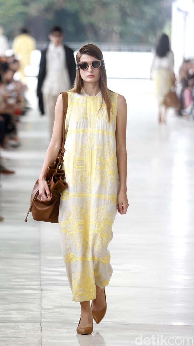 10 tahun berkarya, desainer Sapto Djojokartiko menggelar show tunggal pertamanya sekaligus menghadirkan koleksi terbarunya yang terinspirasi dari era 1980, berlangsung di Istora Senayan, Jakarta. Foto: Mohammad Abduh/Wolipop