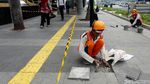 Trotoar Rusak di Depan Ratu Plaza Diperbaiki