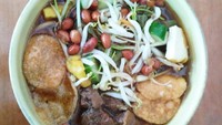 Semua ada! Dari tahu, tauge, sawi asin, mentimun, kacang goreng hingga perkedel dan semur daging. Foto : Instagram @marcelloponco