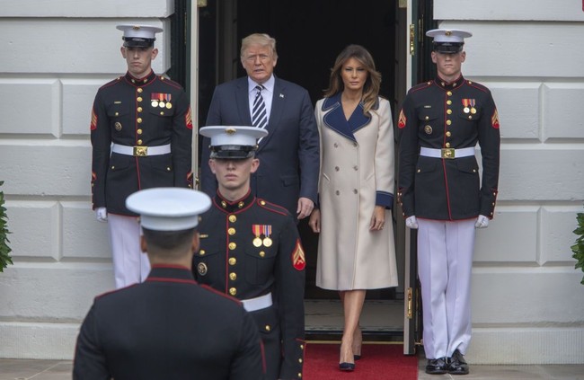 Melania Trump mendampingi Presiden AS Donald Trump untuk menyambut kedatangan Presiden Polandia Andrzej Duda dan istrinya, Agata, di Gedung Putih, Washington, D.C., Selasa (18/9/2018). Foto: Getty Images
